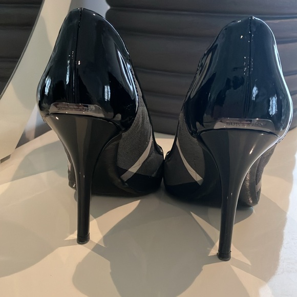 Burberry black patent and signature check pump - Picture 2 of 7